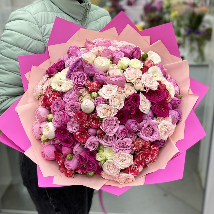 Букет из 51 кустовой розы Яркие мечты MIX