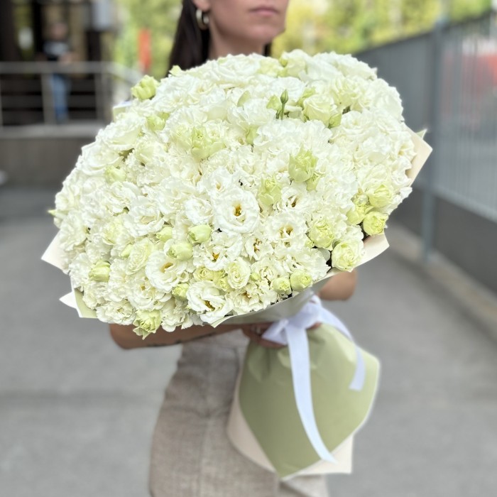 Букет из 51 махровой белой эустомы