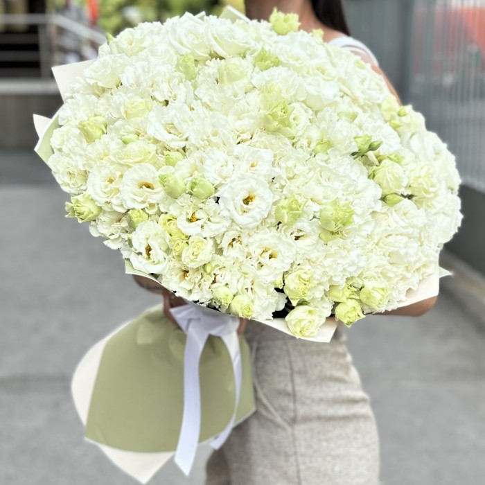 Букет из 51 махровой белой эустомы