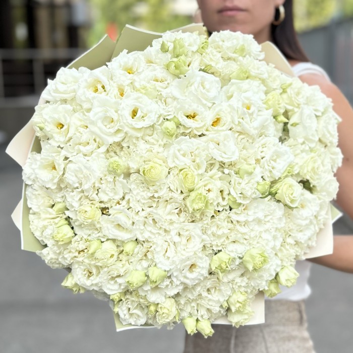 Букет из 51 махровой белой эустомы