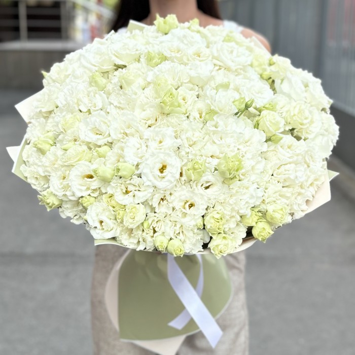 Букет из 51 махровой белой эустомы
