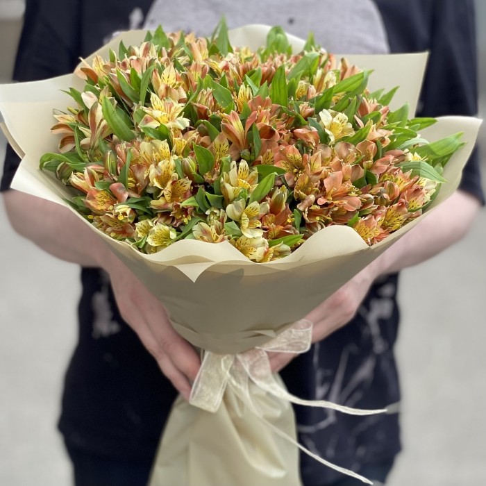 Букет из 51 оранжевой альстромерии