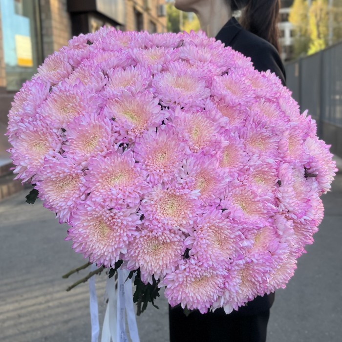 Букет из 51 розовой хризантемы Минка