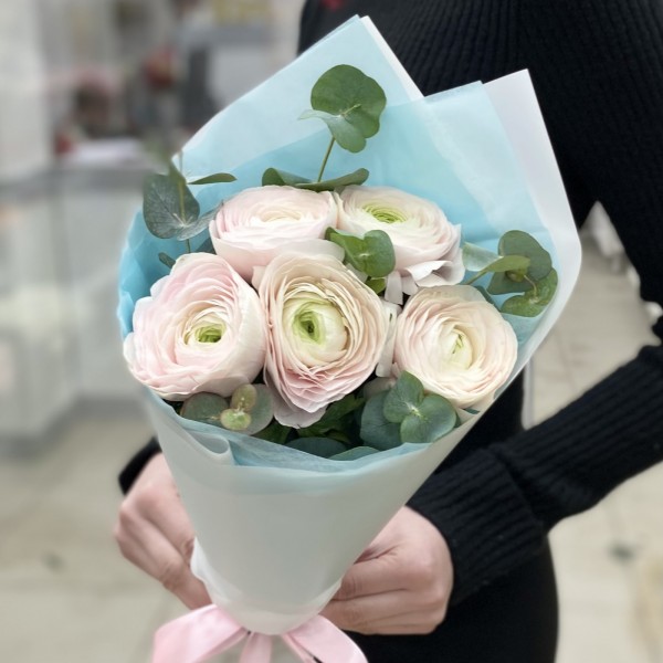 Букет из 5 Ранункулюсов с эвкалиптом