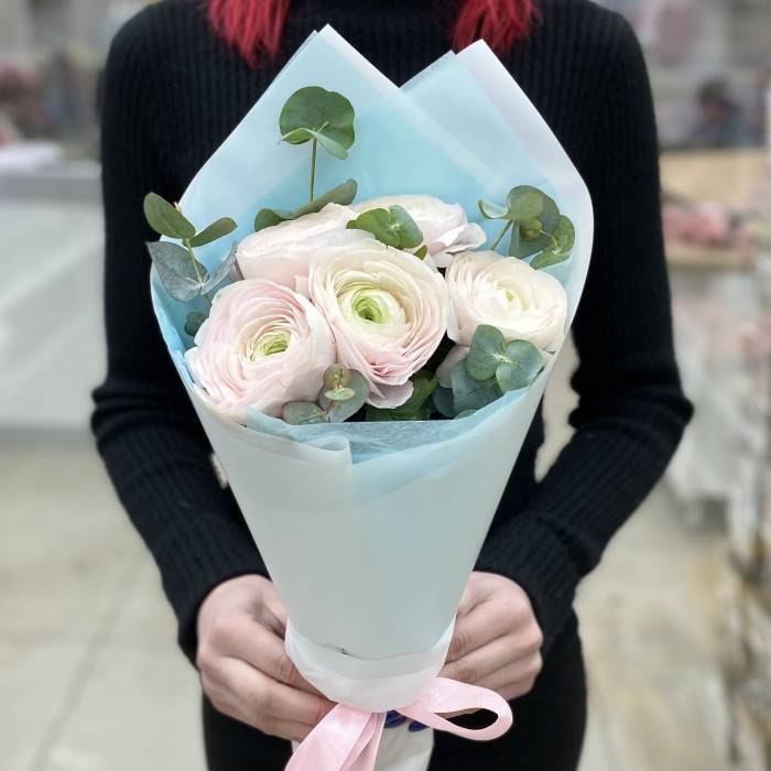 Букет из 5 Ранункулюсов с эвкалиптом