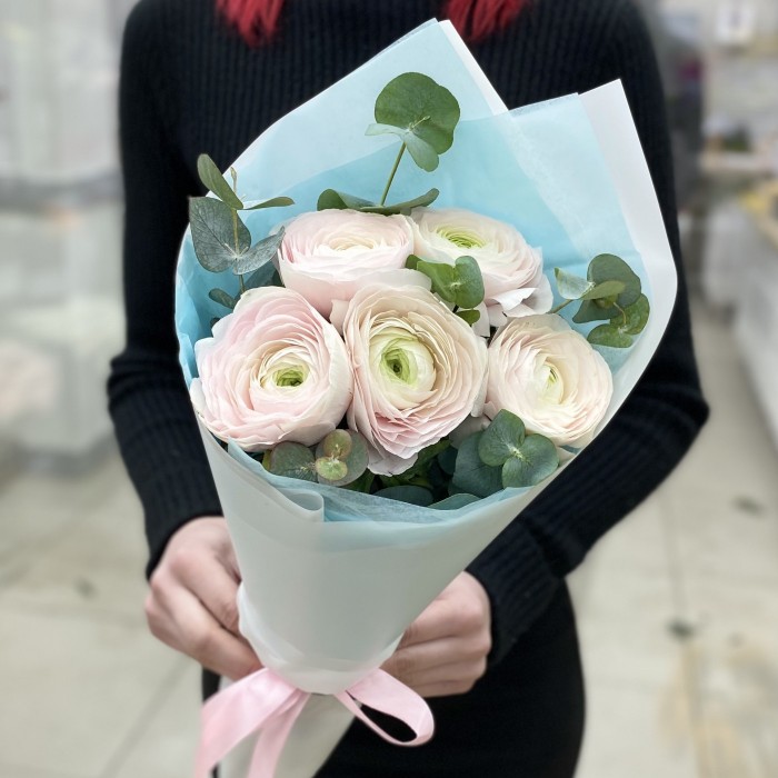 Букет из 5 Ранункулюсов с эвкалиптом