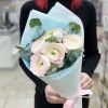 Букет из 5 Ранункулюсов с эвкалиптом