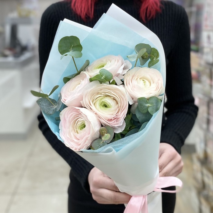 Букет из 5 Ранункулюсов с эвкалиптом