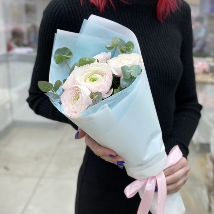 Букет из 5 Ранункулюсов с эвкалиптом