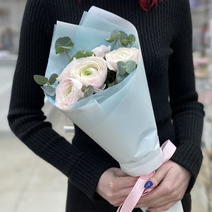 Букет из 5 Ранункулюсов с эвкалиптом