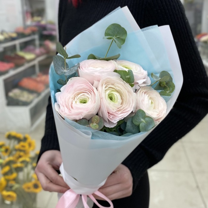 Букет из 5 Ранункулюсов с эвкалиптом