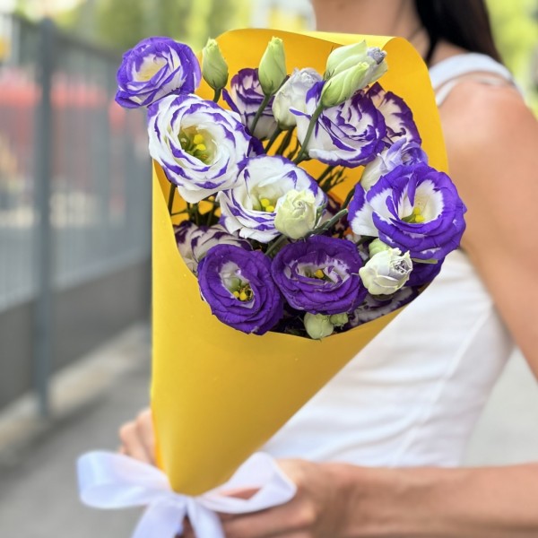 Букет из 5 бело-фиолетовых эустом
