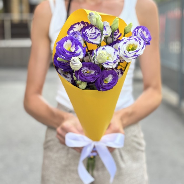 Букет из 5 бело-фиолетовых эустом