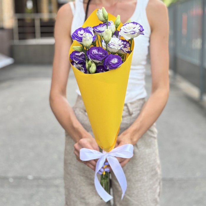 Букет из 5 бело-фиолетовых эустом