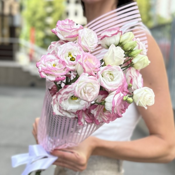 Букет из 5 бело-розовых эустом