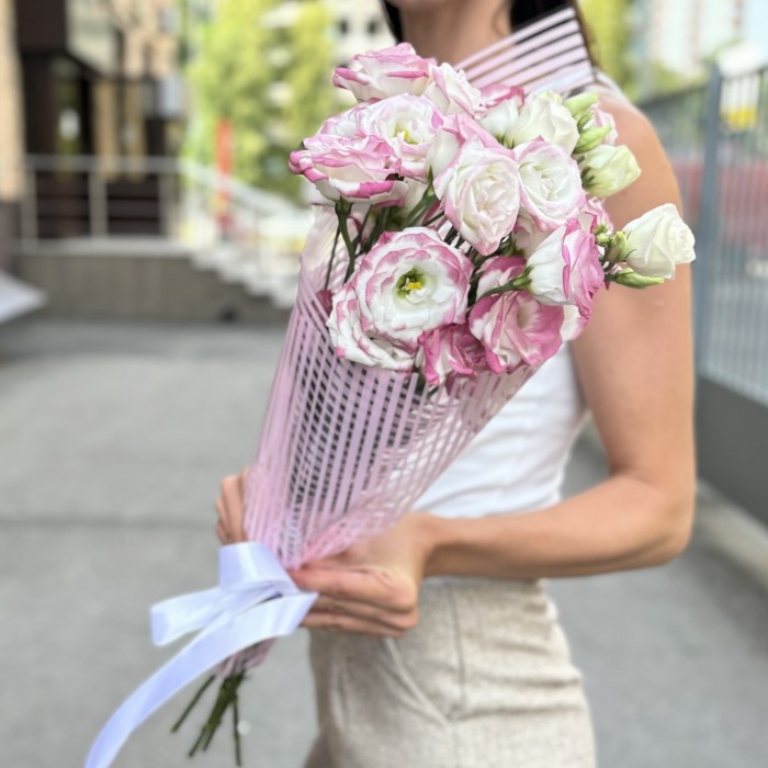 Букет из 5 бело-розовых эустом