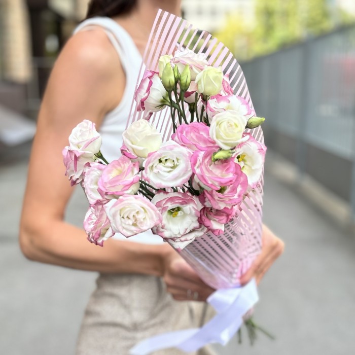 Букет из 5 бело-розовых эустом