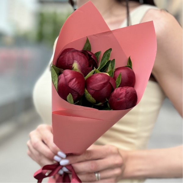 Букет из 5 бордовых пионов