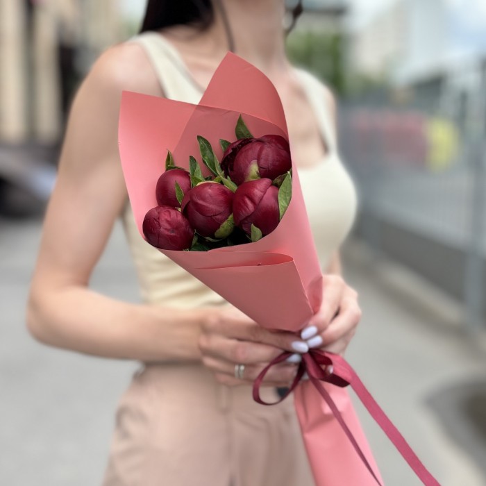 Букет из 5 бордовых пионов