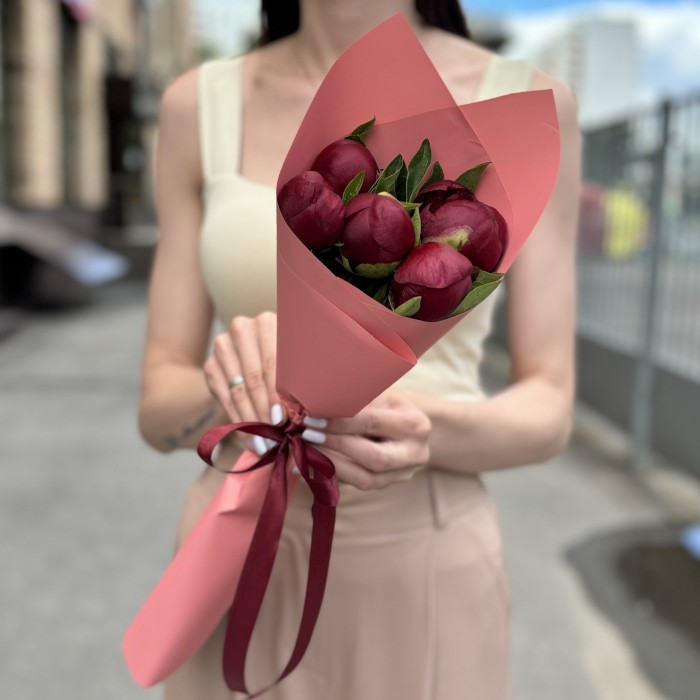 Букет из 5 бордовых пионов