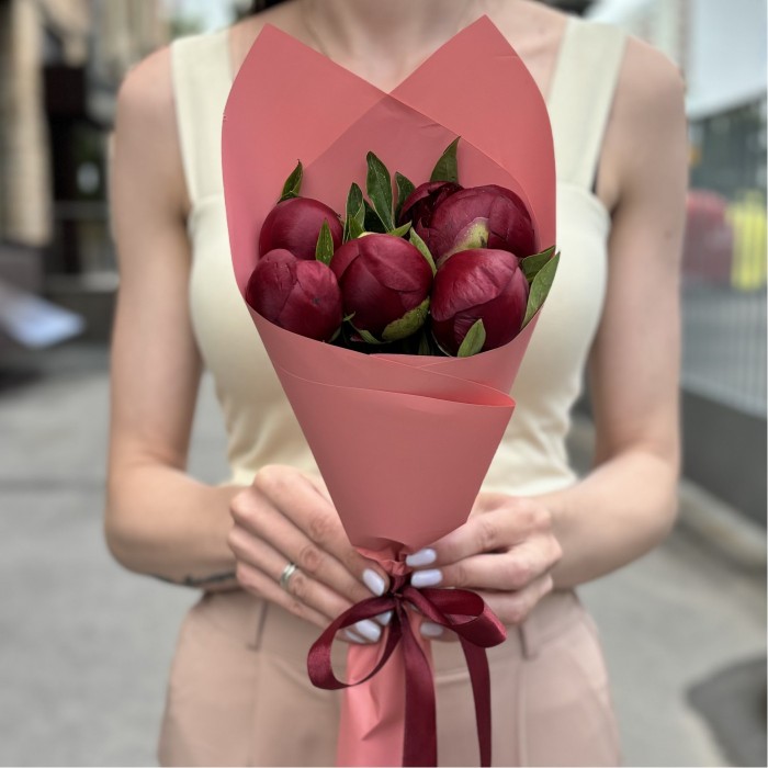 Букет из 5 бордовых пионов