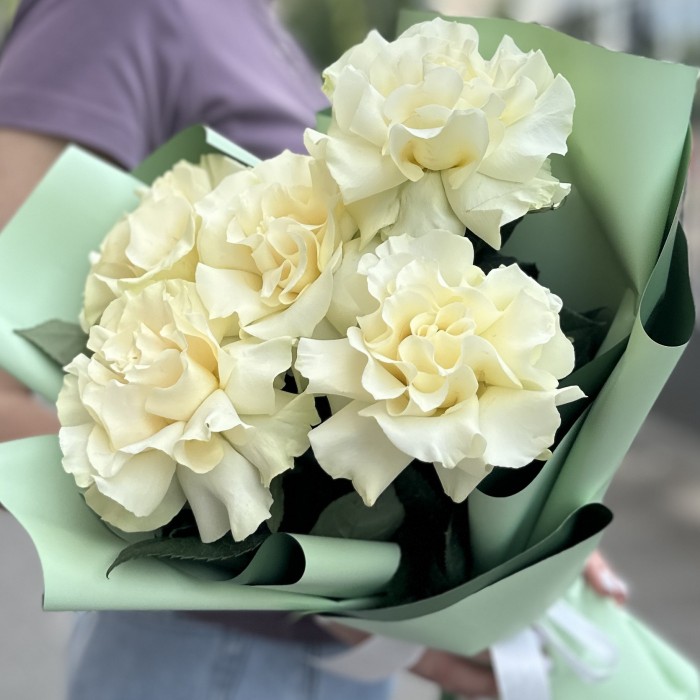 Букет из 5 крупных белых роз