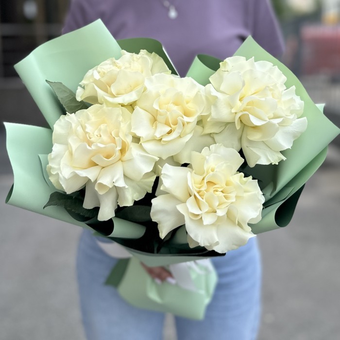 Букет из 5 крупных белых роз