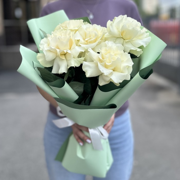 Букет из 5 крупных белых роз