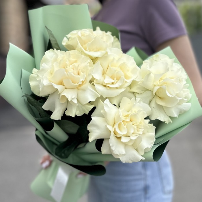 Букет из 5 крупных белых роз