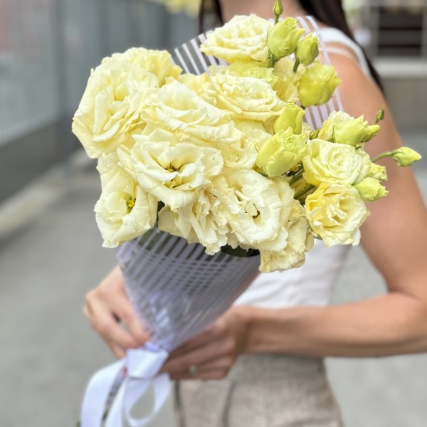 Букет из 5 махровых кремовых эустом