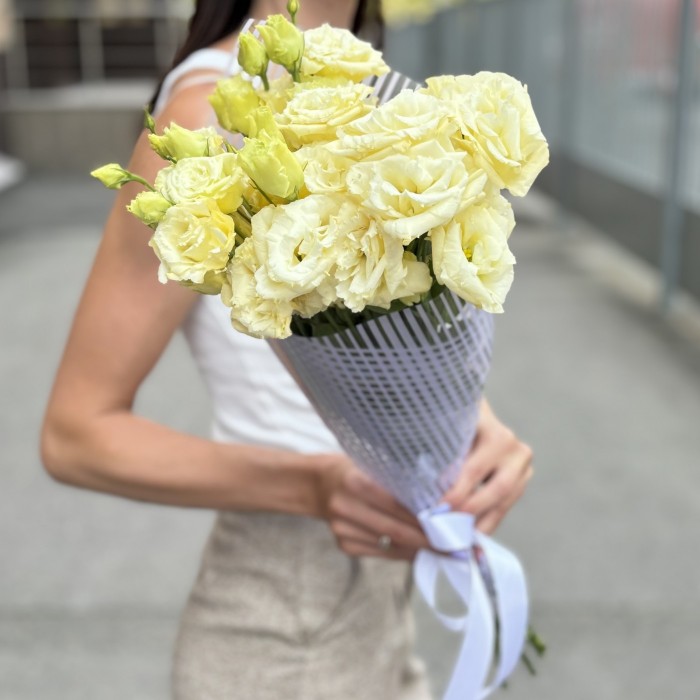 Букет из 5 махровых кремовых эустом