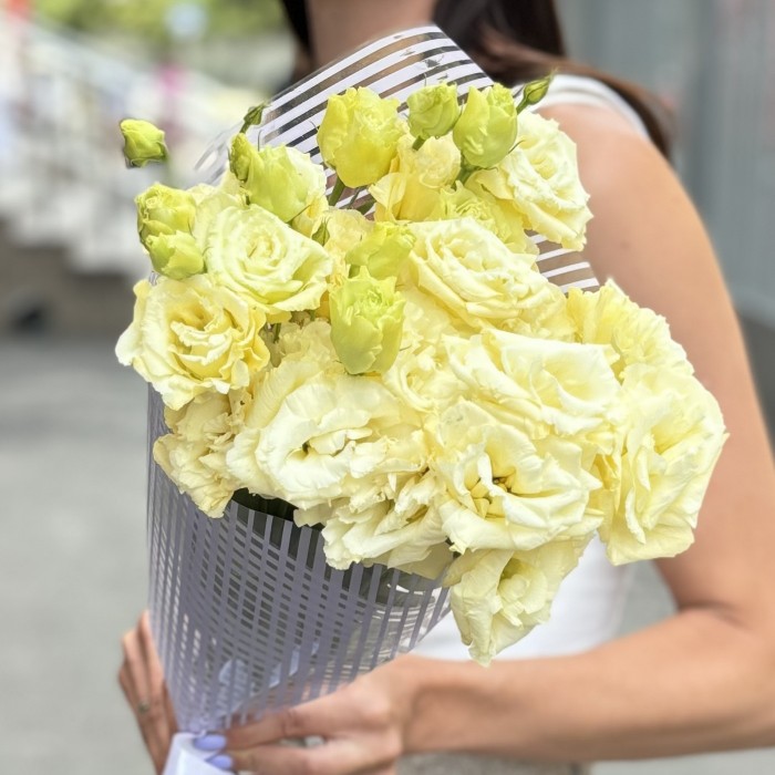 Букет из 5 махровых кремовых эустом