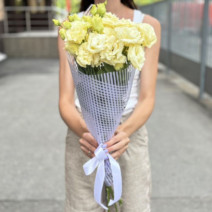 Букет из 5 махровых кремовых эустом