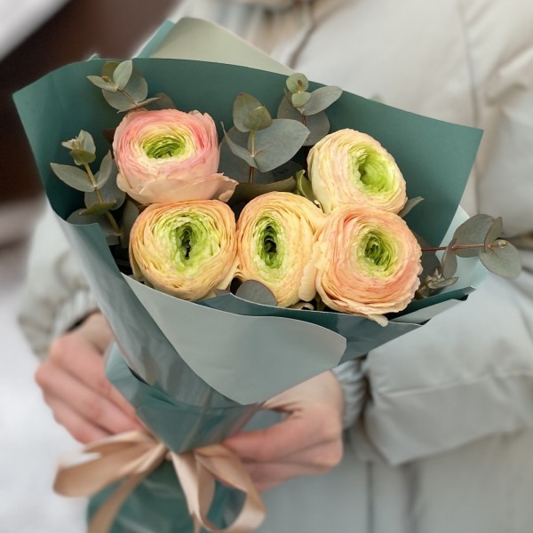 Букет из 5 персиковых ранункулюсов с эвкалиптом