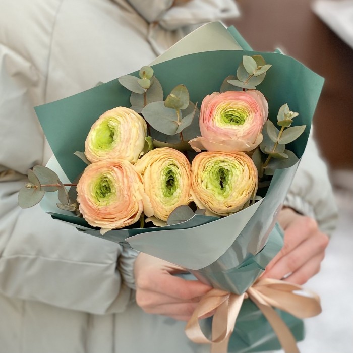 Букет из 5 персиковых ранункулюсов с эвкалиптом