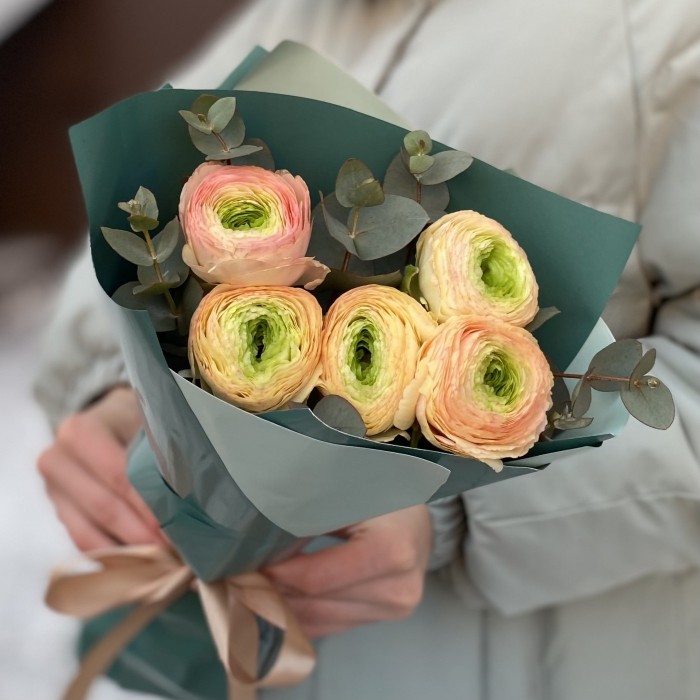 Букет из 5 персиковых ранункулюсов с эвкалиптом
