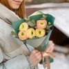 Букет из 5 персиковых ранункулюсов с эвкалиптом