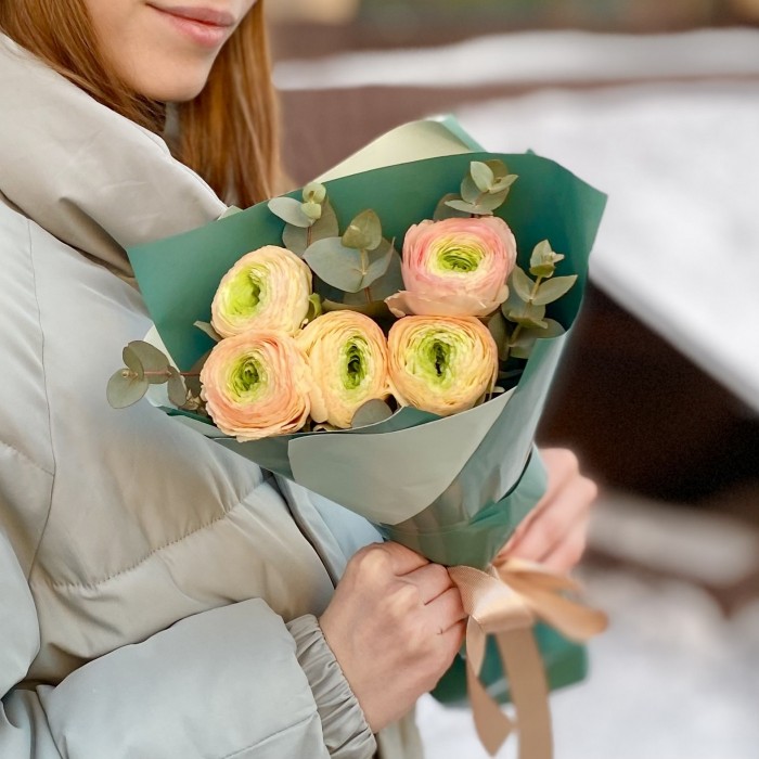 Букет из 5 персиковых ранункулюсов с эвкалиптом