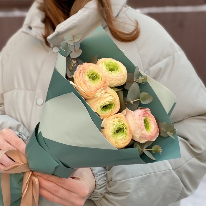 Букет из 5 персиковых ранункулюсов с эвкалиптом