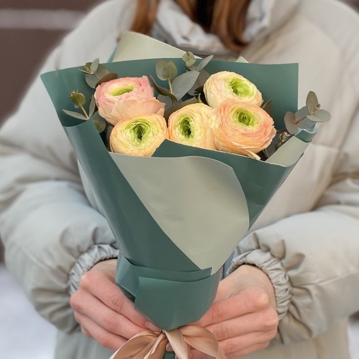 Букет из 5 персиковых ранункулюсов с эвкалиптом