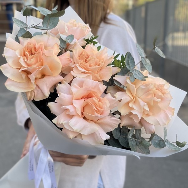 Букет из 5 пышных абрикосовых роз Принцес Краун с эвкалиптом