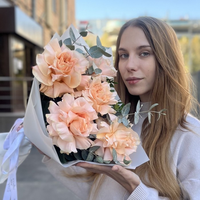 Букет из 5 пышных абрикосовых роз Принцес Краун с эвкалиптом