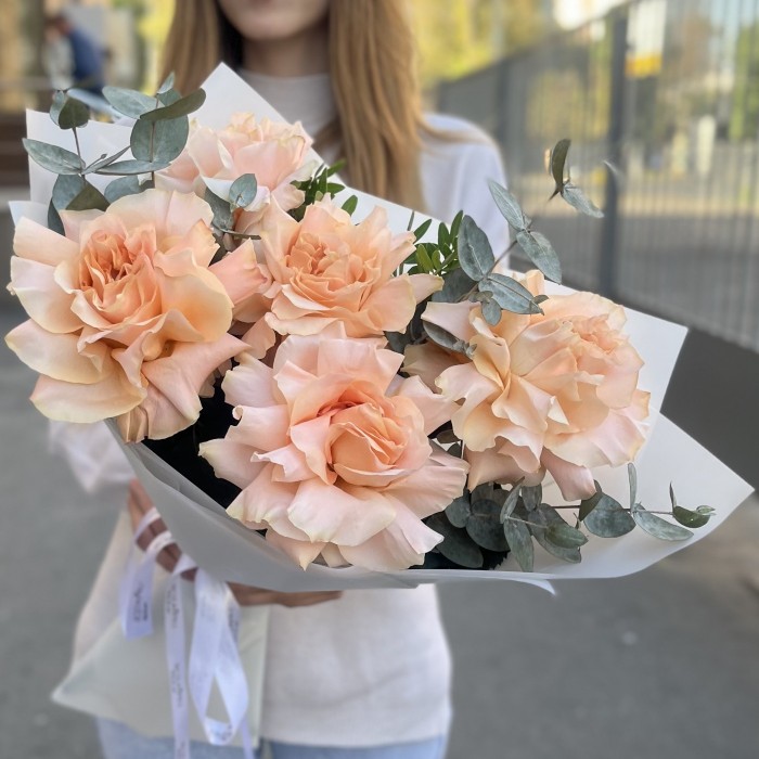 Букет из 5 пышных абрикосовых роз Принцес Краун с эвкалиптом