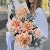 Букет из 5 пышных абрикосовых роз Принцес Краун с эвкалиптом