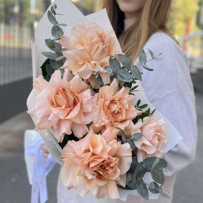 Букет из 5 пышных абрикосовых роз Принцес Краун с эвкалиптом
