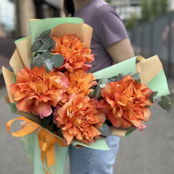 Букет из 5 пышных роз Фри Спирит с эвкалиптом