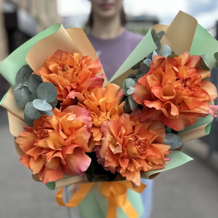 Букет из 5 пышных роз Фри Спирит с эвкалиптом