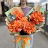 Букет из 5 пышных роз Фри Спирит с эвкалиптом 50 см