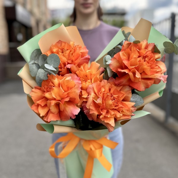 Букет из 5 пышных роз Фри Спирит с эвкалиптом 50 см