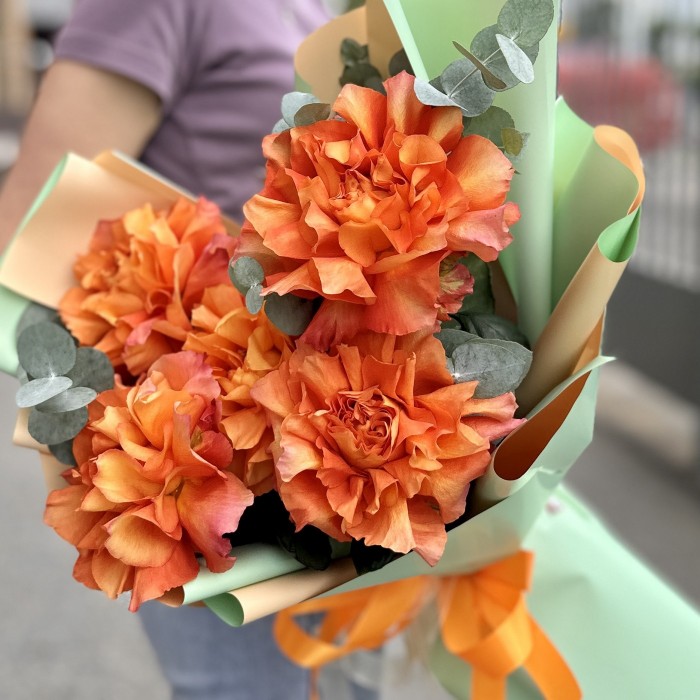 Букет из 5 пышных роз Фри Спирит с эвкалиптом